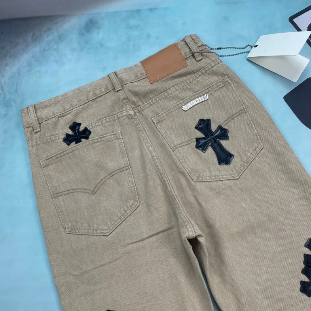 🅿️280 🔘Style No.-KL177 🔘Cro Heart𝐂𝐡𝐫𝐨𝐦𝐞 𝐇𝐞𝐚𝐫𝐭 25FW CH hardware rivets plain version khaki patchwork leather jeans* Limited edition, super rare! It uses Levi's 23301 base plate, and the fabric is yarn-densified thickened thick left twill denim, which is strong and textured. The cross pink leather plaque on it is so eye-catching, and the hardware is electroplated silver military pattern horseshoe buttons, which are exquisite and durable. The washing process took dozens of attempts to achieve such beautiful results. They are made with great care, one pair of pants takes a month, 23 pieces of leather are used, and the threads are hand-sewn and threaded. They are extremely perfect. And it’s the same style for men and women, so whoever wears it will look better! The matching suggestions are as follows: Dark Gothic style: Pair the upper body with a black lace see-through top, a black leather short jacket, black thick-soled Martin boots, and silver Gothic accessories, such as cross necklaces and bracelets, to complete the dark Gothic style. Street hip-hop style: Wear a loose white hooded sweatshirt, tuck the corner of the sweatshirt into your pants, pair it with a pair of colorful sneakers, such as Nike's AJ series, and wear a baseball cap of the same color, which is full of street hip-hop style. Cool and functional style: Wear a black quick-drying jacket inside, wear a multi-pocket functional jacket on the outside, carry a large-capacity functional bag, and wear a pair of tactical boots. You can easily achieve cool and functional style.  Size: S M L XL (28.30.32.34) Color: Khaki Black Khaki Pink